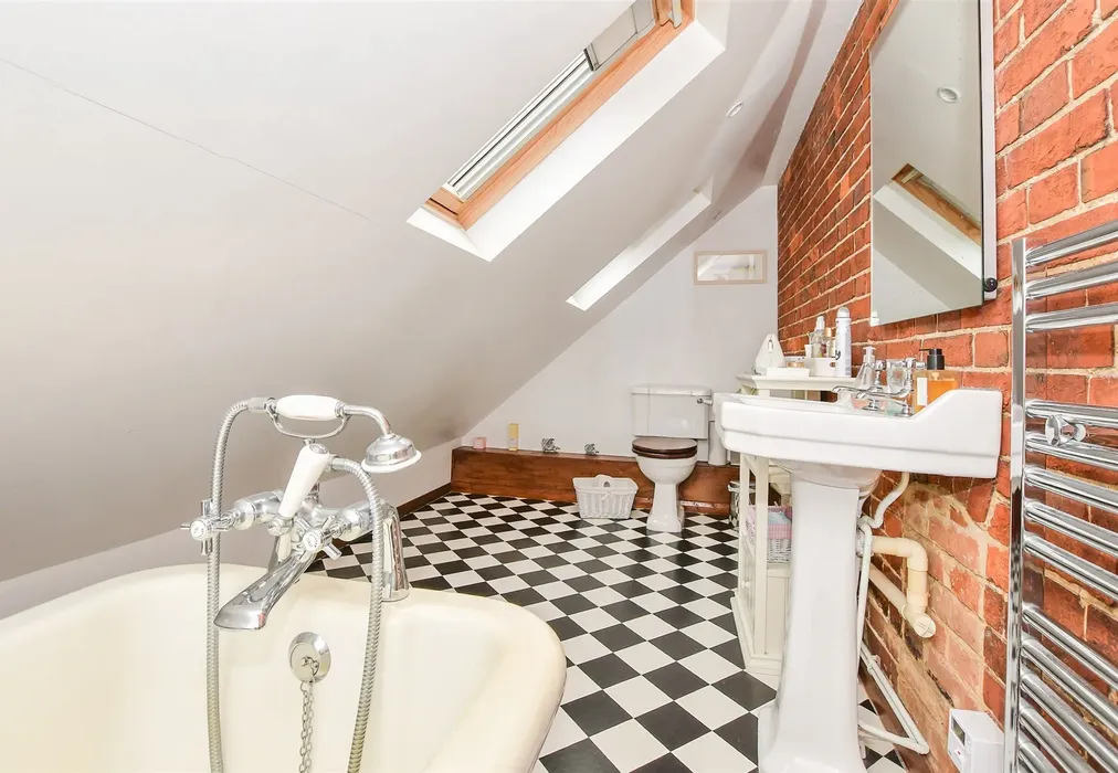 En-Suite Bathroom - Marden Road, Staplehurst, Tonbridge, Kent - Wards of Kent