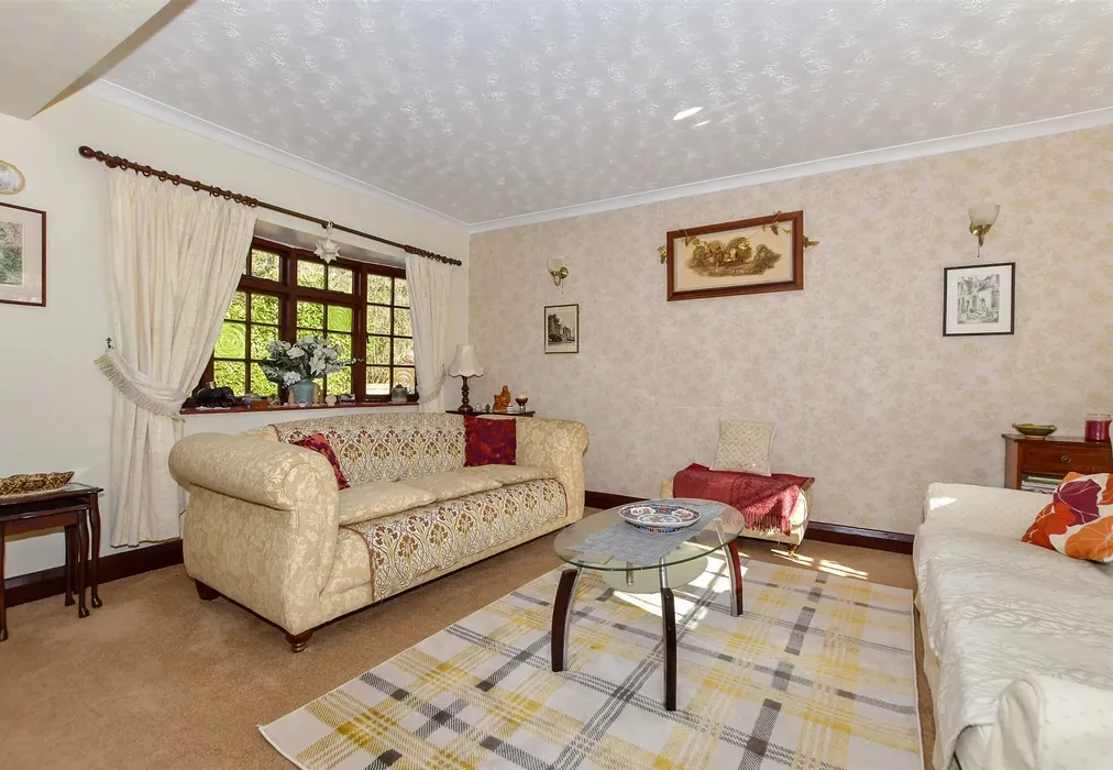 Lounge - Wateringbury Road, East Malling, Kent - Wards of Kent