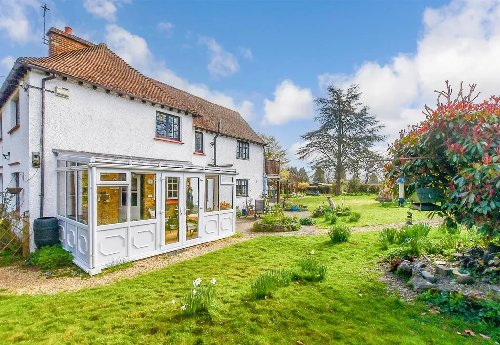 Side Garden - Wateringbury Road, East Malling, Kent - Wards of Kent