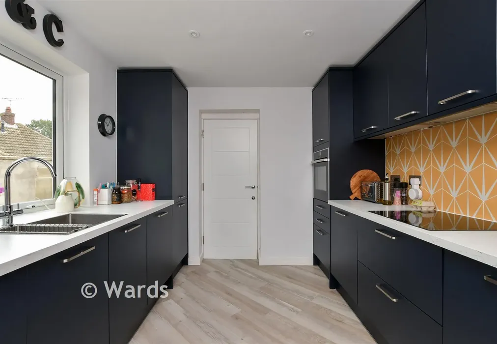 Kitchen - Rosemary Avenue, Broadstairs, Kent - Wards of Kent