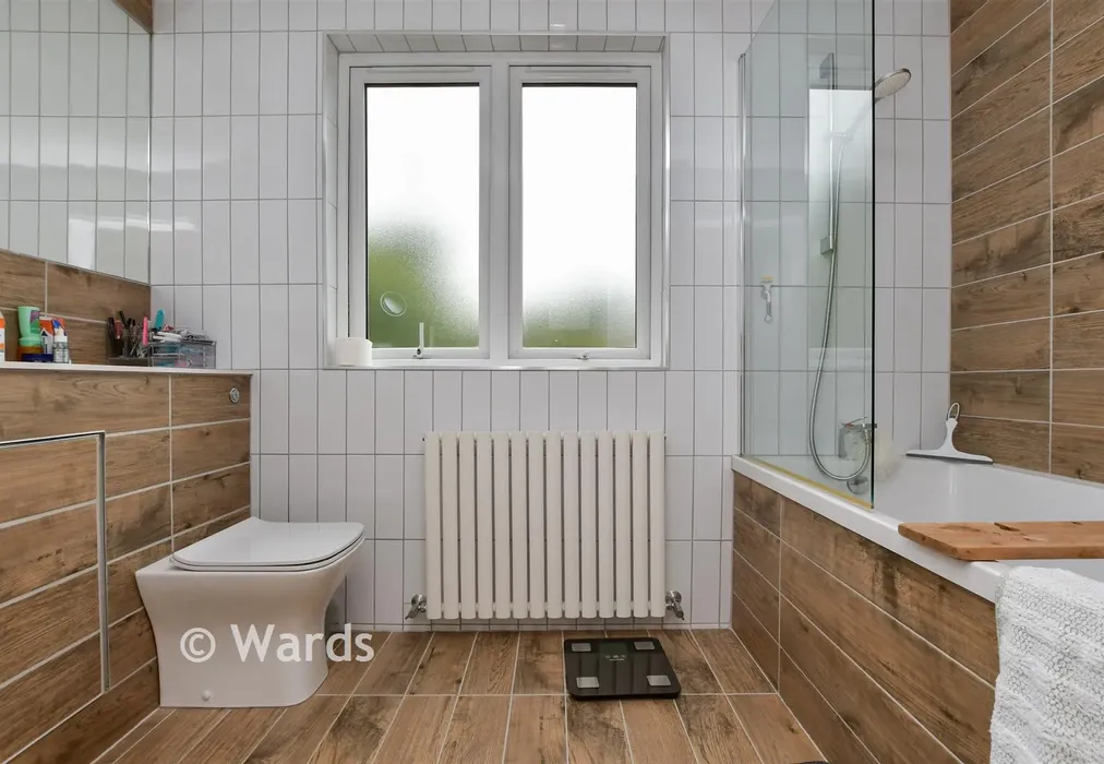 En-Suite Bathroom - Rosemary Avenue, Broadstairs, Kent - Wards of Kent