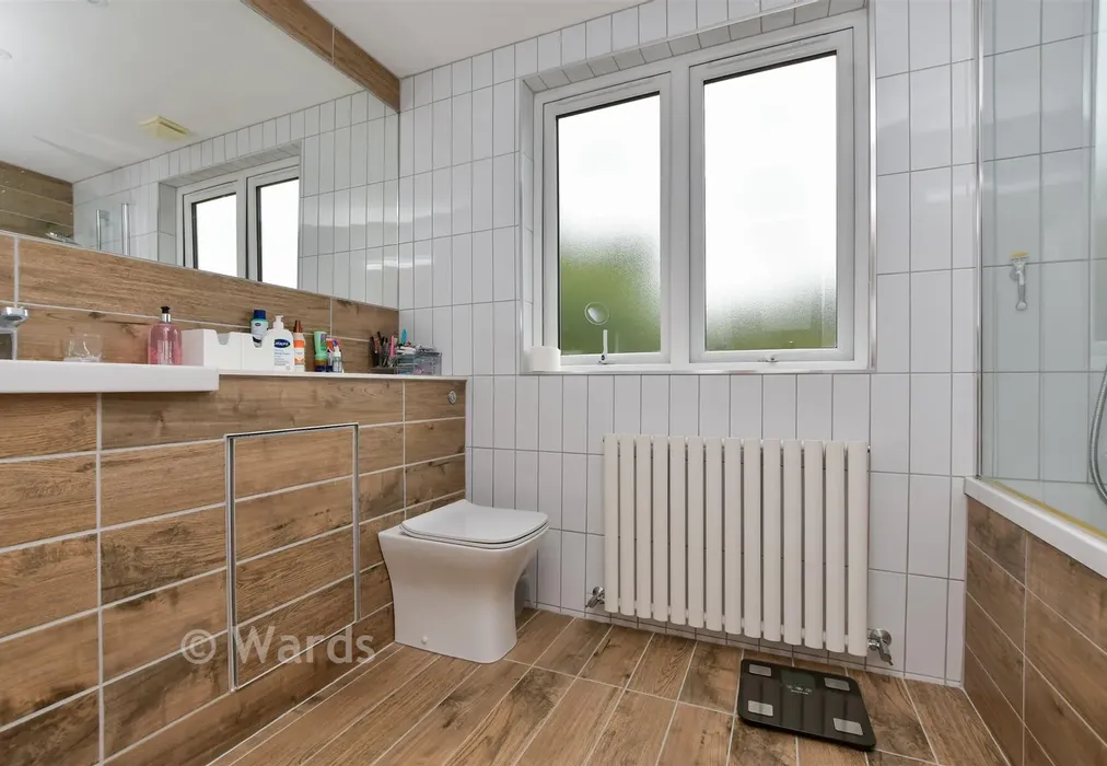 En-Suite Bathroom - Rosemary Avenue, Broadstairs, Kent - Wards of Kent