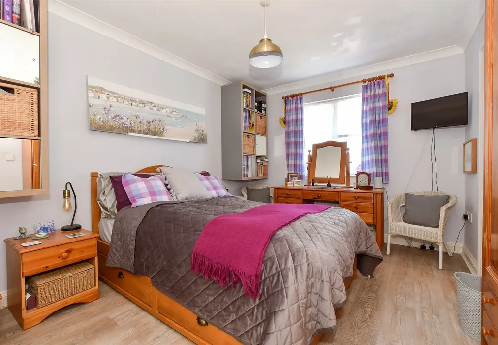 Bedroom 1 - Roselands, Totland Bay, Isle of Wight - Wards of Kent