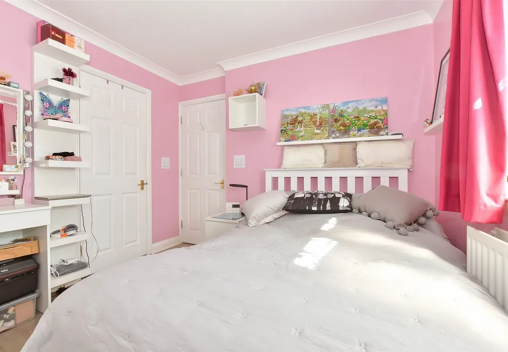 Bedroom 2 - Roselands, Totland Bay, Isle of Wight - Wards of Kent