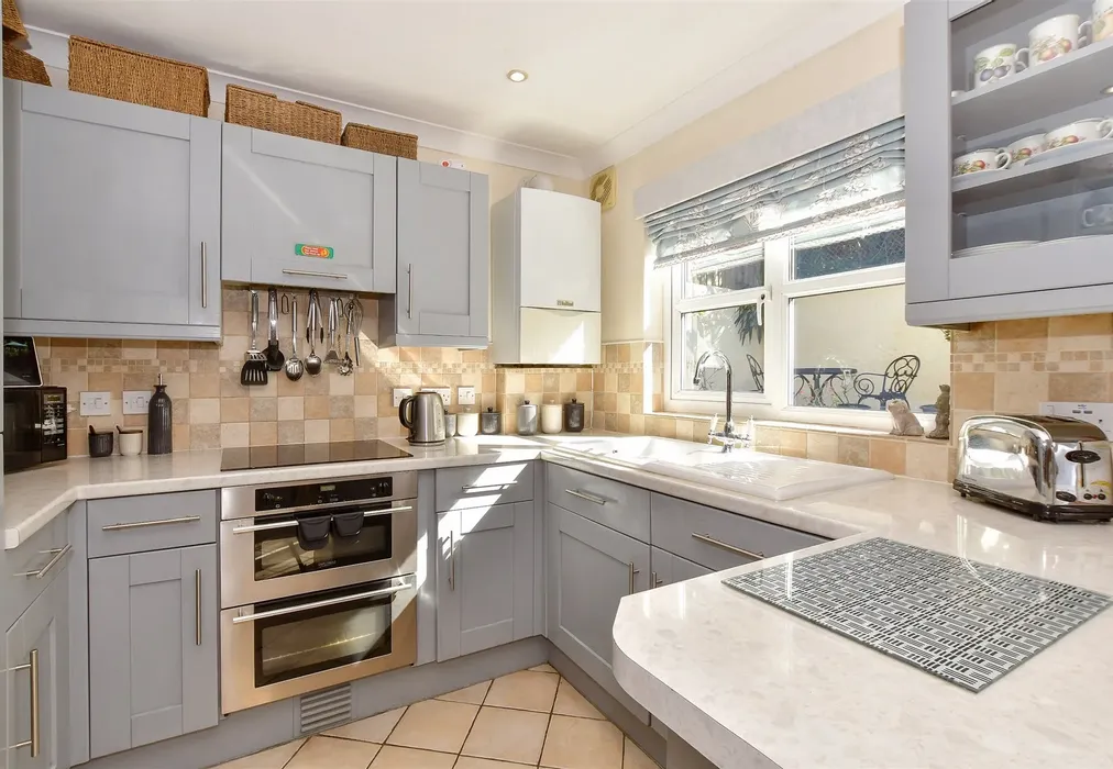 Kitchen - Roselands, Totland Bay, Isle of Wight - Wards of Kent