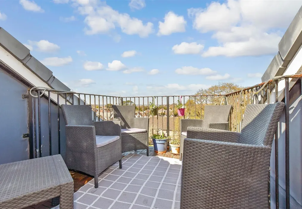 Balcony / Terrace - Roselands, Totland Bay, Isle of Wight - Wards of Kent