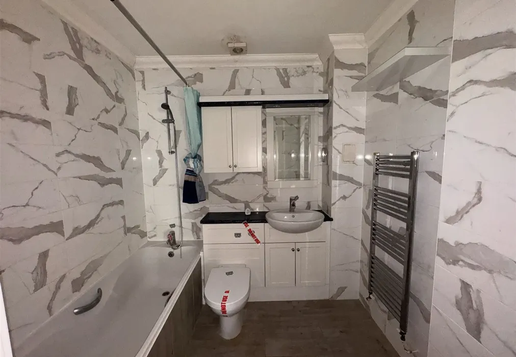 Bathroom - Church Walk, Wilmington, Dartford, Kent - Wards of Kent