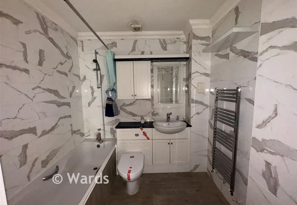 Bathroom - Church Walk, Wilmington, Dartford, Kent - Wards of Kent