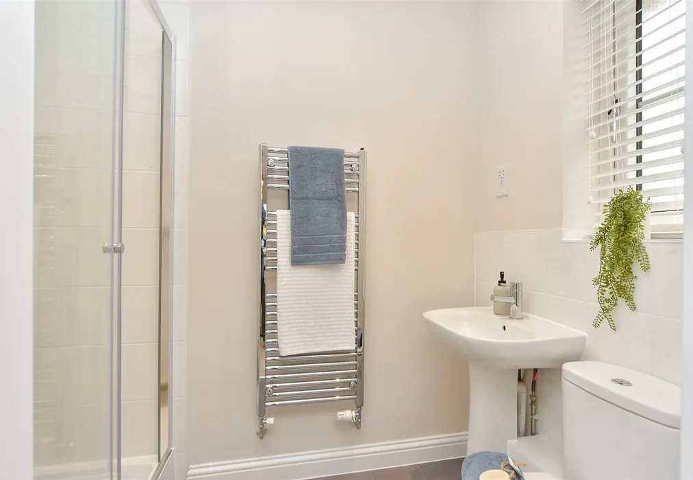 En-Suite - Chestnut Grove, Borden, Sittingbourne, Kent - Wards of Kent