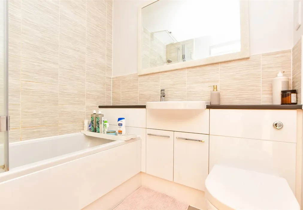 Bathroom - Godstone Road, Caterham, Surrey - Wards of Kent
