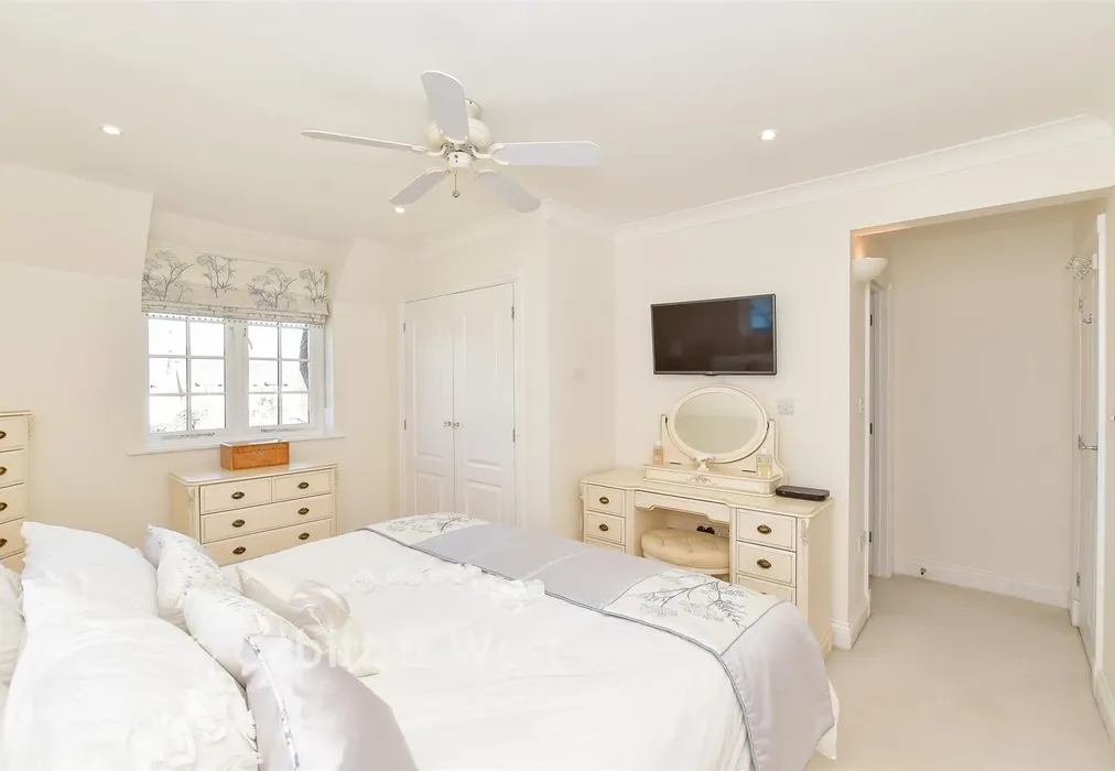 Bedroom 1 - Waterford Gardens, Climping, West Sussex - Wards of Kent
