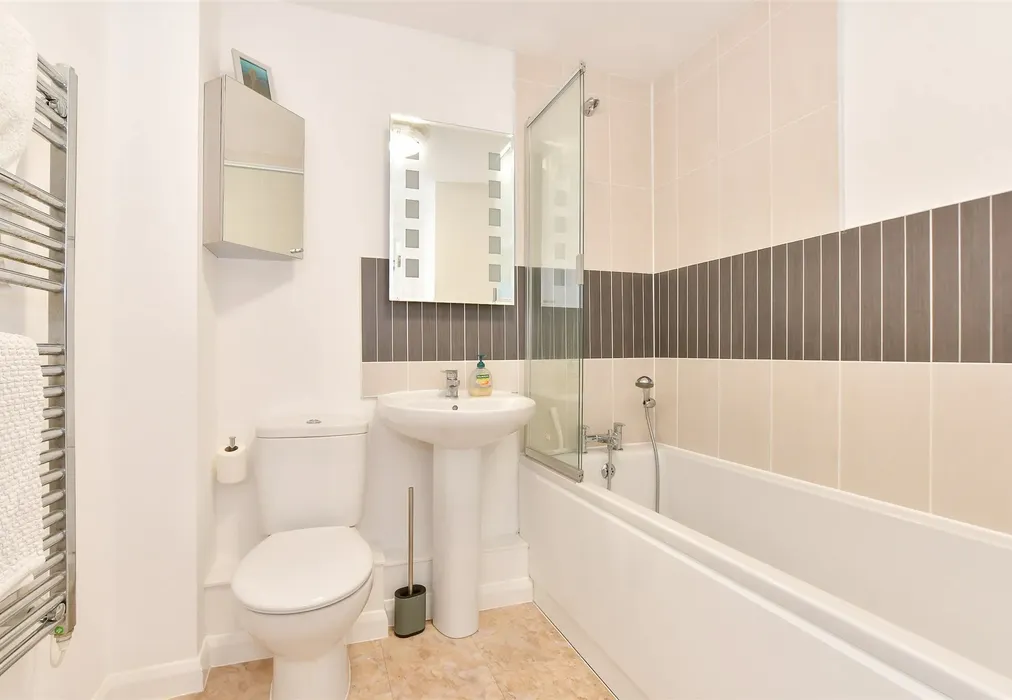 Bathroom - Sandbanks, Sandown, Isle of Wight - Wards of Kent