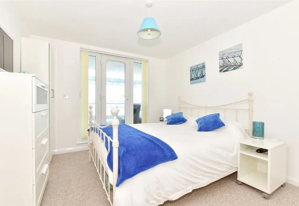 Bedroom 1 - Sandbanks, Sandown, Isle of Wight - Wards of Kent