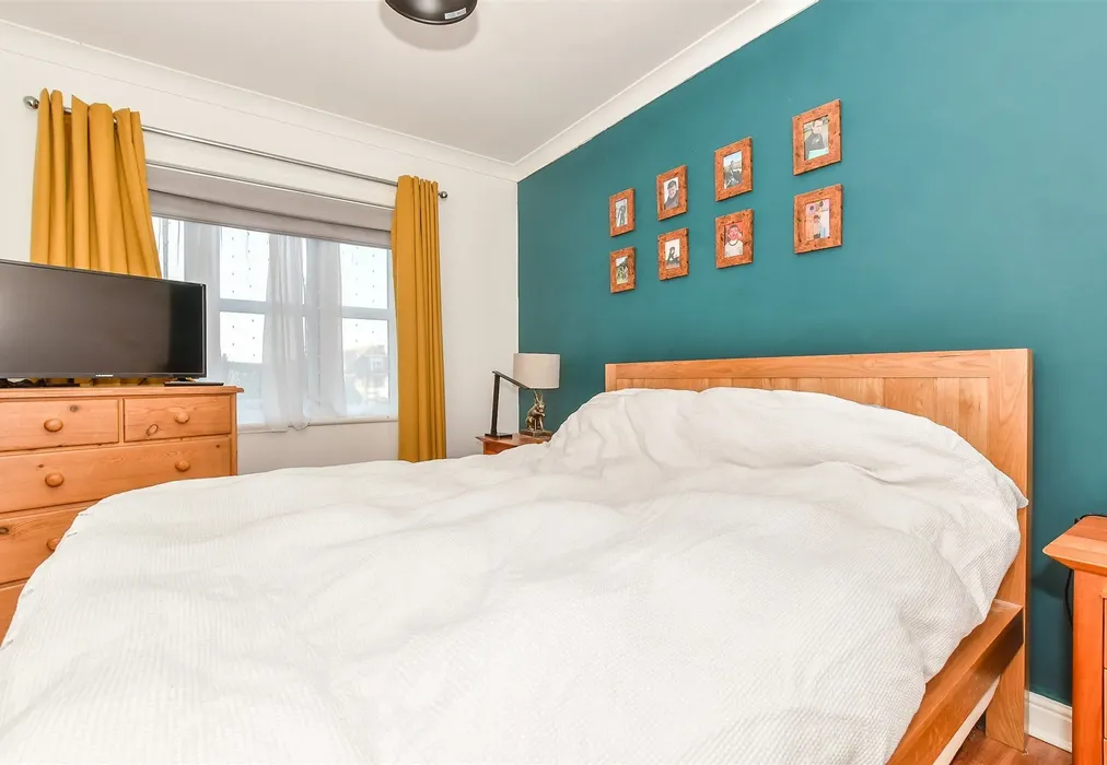 Bedroom 1 - West Parade, Hythe, Kent - Wards of Kent