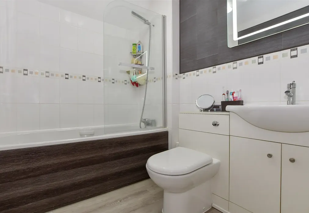 Bathroom - Sutton Road, Maidstone, Kent - Wards of Kent