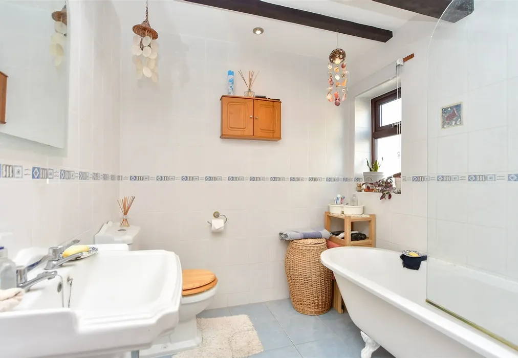 Bathroom - Lower Road, Faversham, Kent - Wards of Kent