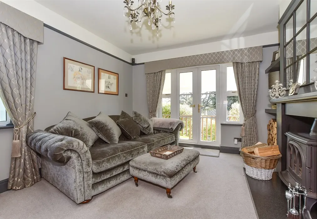 Lounge - Church Hill, Charing Heath, Ashford, Kent - Wards of Kent