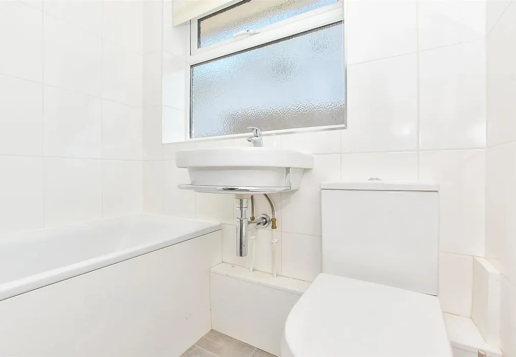 Bathroom - Tabret Close, Kennington, Ashford, Kent - Wards of Kent