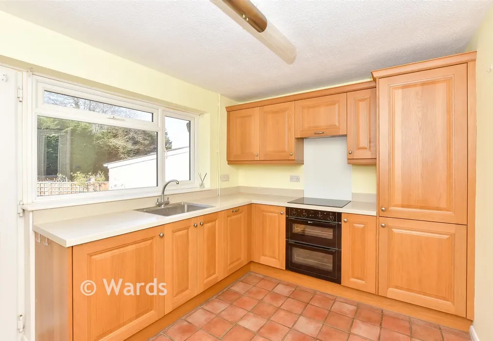 Kitchen - Tabret Close, Kennington, Ashford, Kent - Wards of Kent