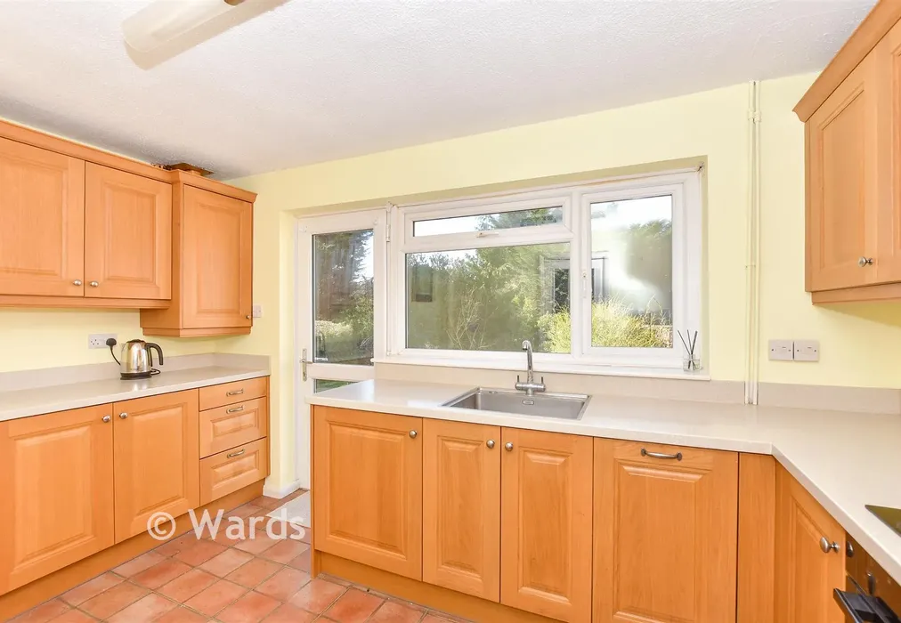 Kitchen - Tabret Close, Kennington, Ashford, Kent - Wards of Kent