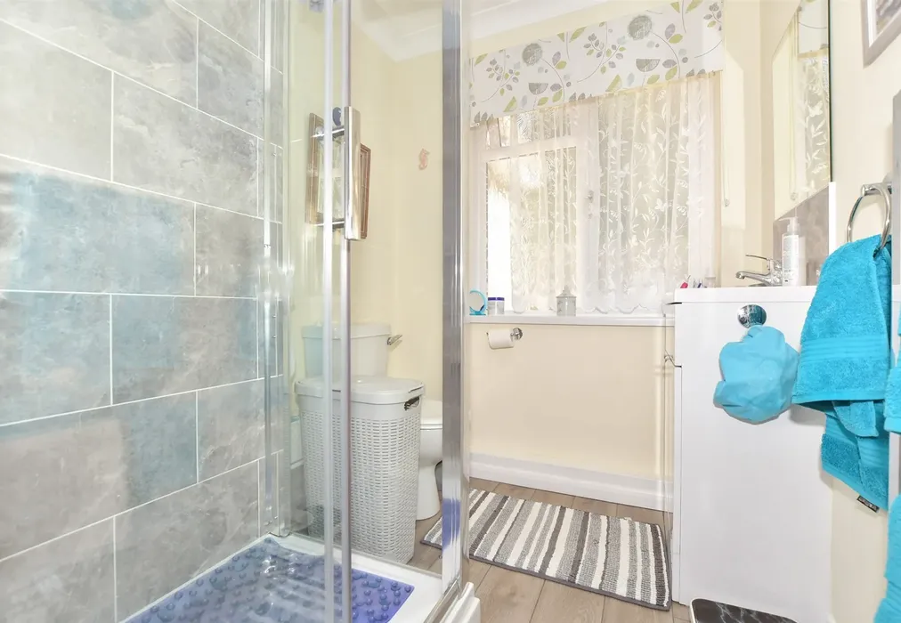 Bathroom - St. Bartholomew's Close, Dover, Kent - Wards of Kent