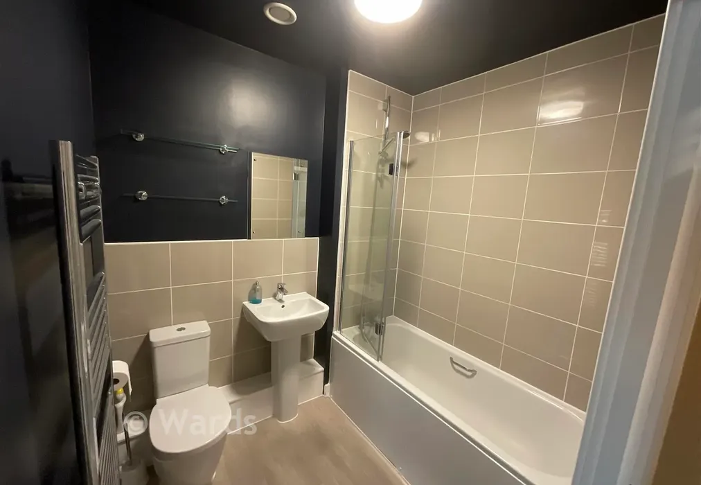 Bathroom - Godinton Road, Ashford, Kent - Wards of Kent