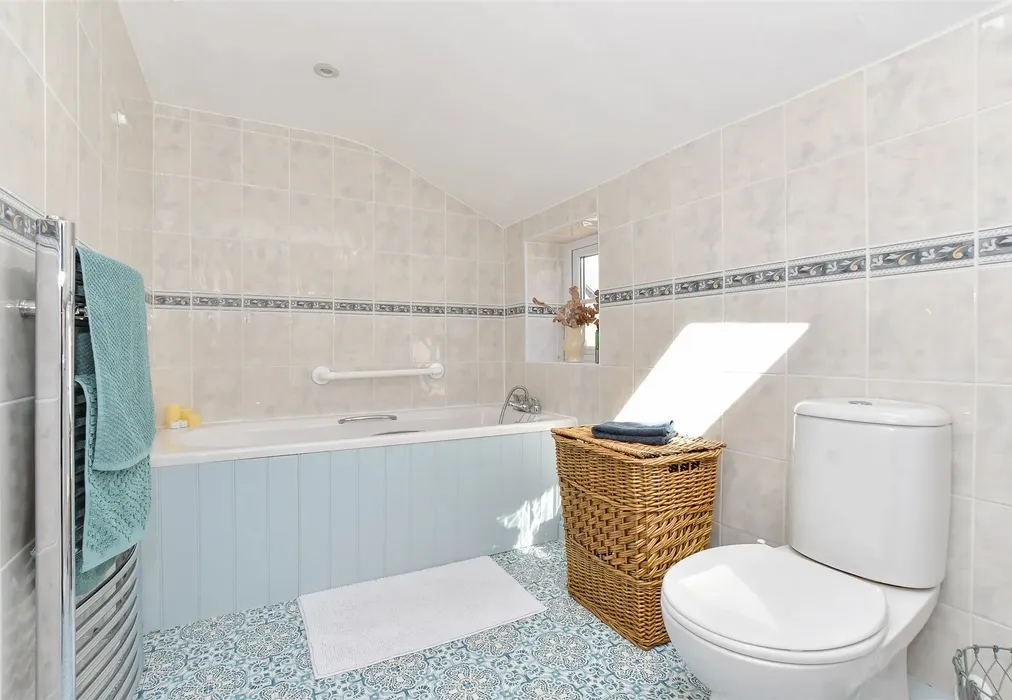 Bathroom - Colwell Road, Freshwater, Isle of Wight - Wards of Kent