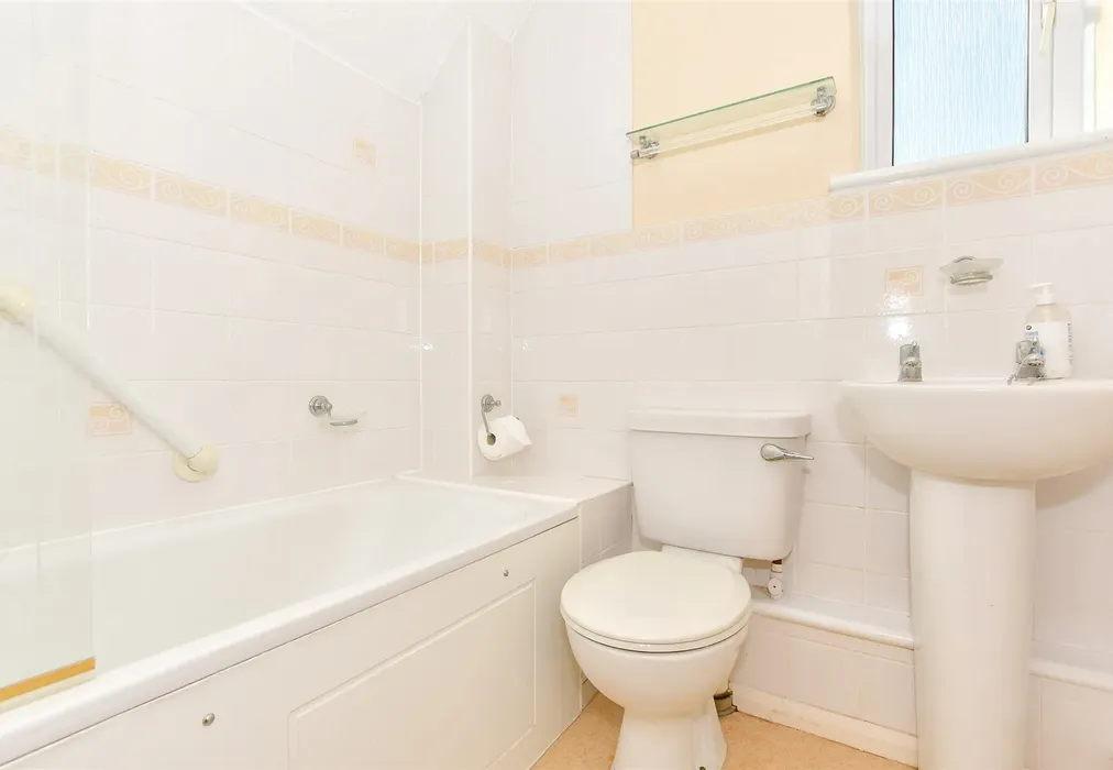Bathroom - Brattle, Woodchurch, Ashford, Kent - Wards of Kent