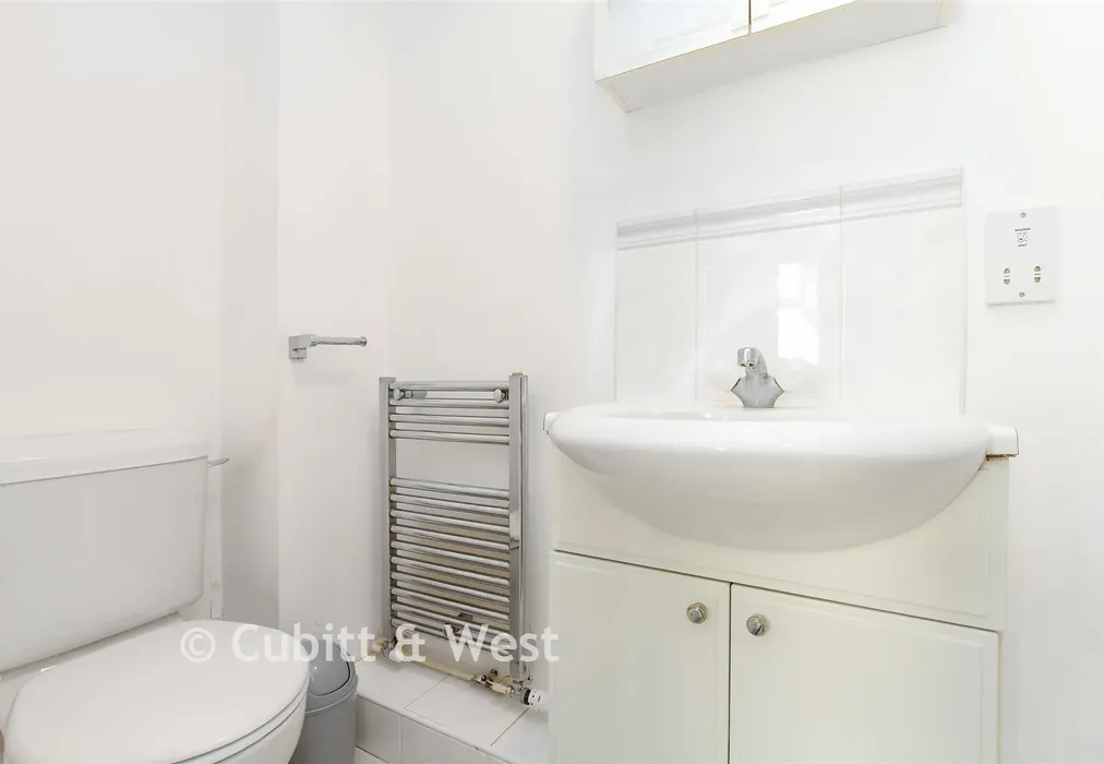 En-Suite Shower Room - Warwick Road, Redhill, Surrey - Wards of Kent