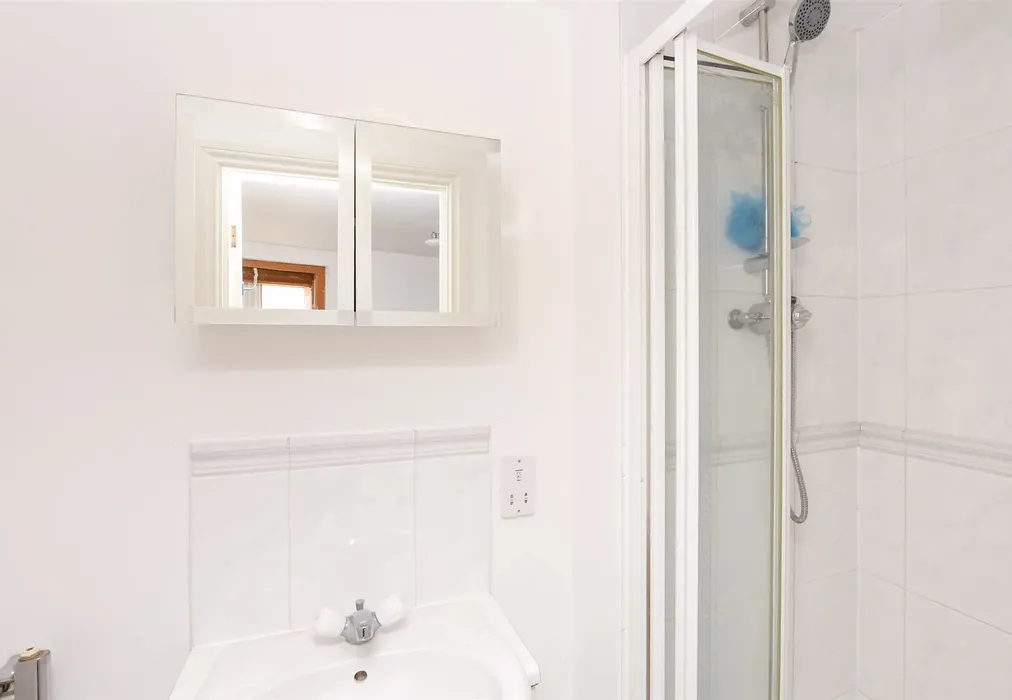En-Suite Shower Room - Warwick Road, Redhill, Surrey - Wards of Kent