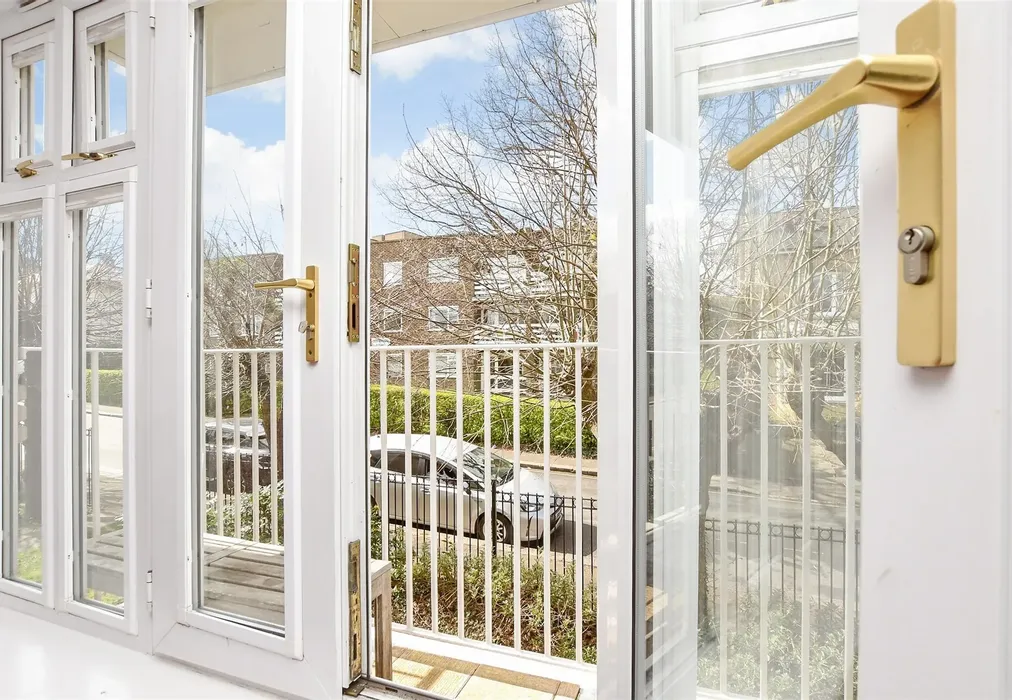 External Lifestyle Photograph - Warwick Road, Redhill, Surrey - Wards of Kent