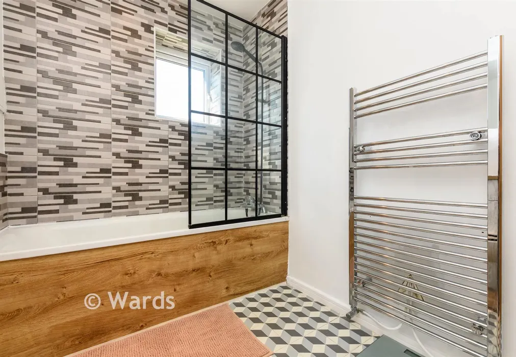 Bathroom - Springhead Parkway, Northfleet, Gravesend, Kent - Wards of Kent