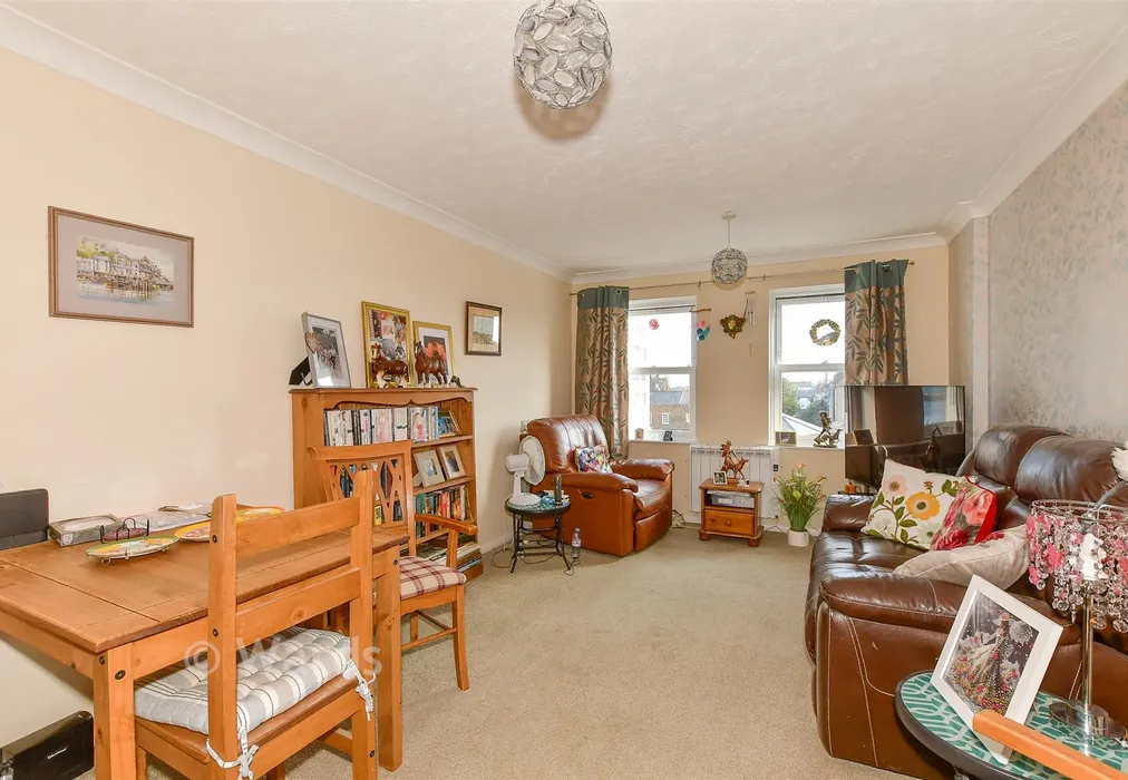 Lounge/Diner - Pier Avenue, Herne Bay, Kent - Wards of Kent