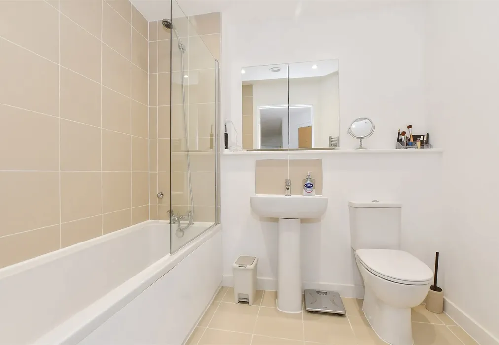 Bathroom - Richmond Street, Herne Bay, Kent - Wards of Kent