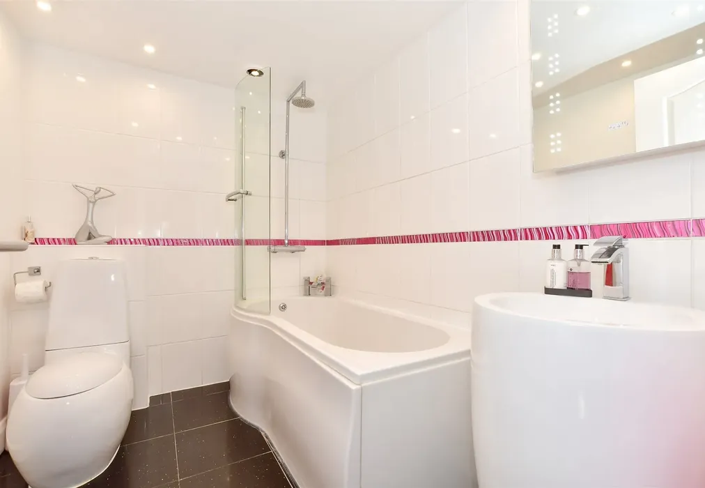 Bathroom - Telegraph Road, Deal, Kent - Wards of Kent