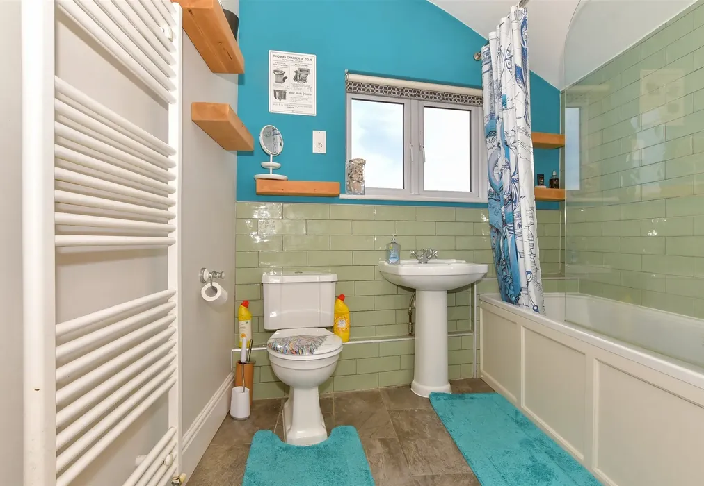 Bathroom - Clarence Avenue, Rochester, Kent - Wards of Kent
