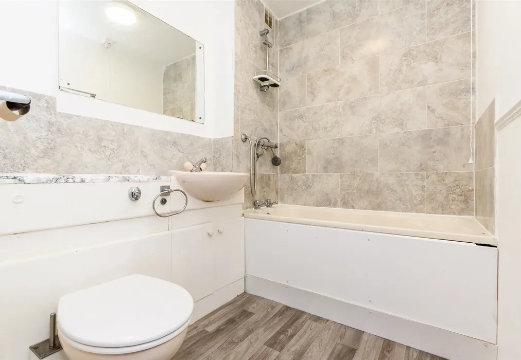 Bathroom - Damigos Road, Gravesend, Kent - Wards of Kent