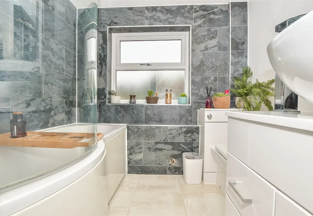 Bathroom - Goudhurst Road, Horsmonden, Tonbridge, Kent - Wards of Kent