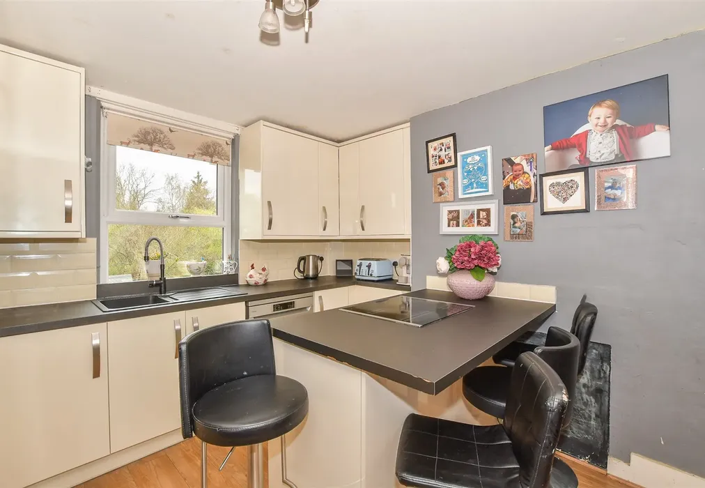 Kitchen - Goudhurst Road, Horsmonden, Tonbridge, Kent - Wards of Kent