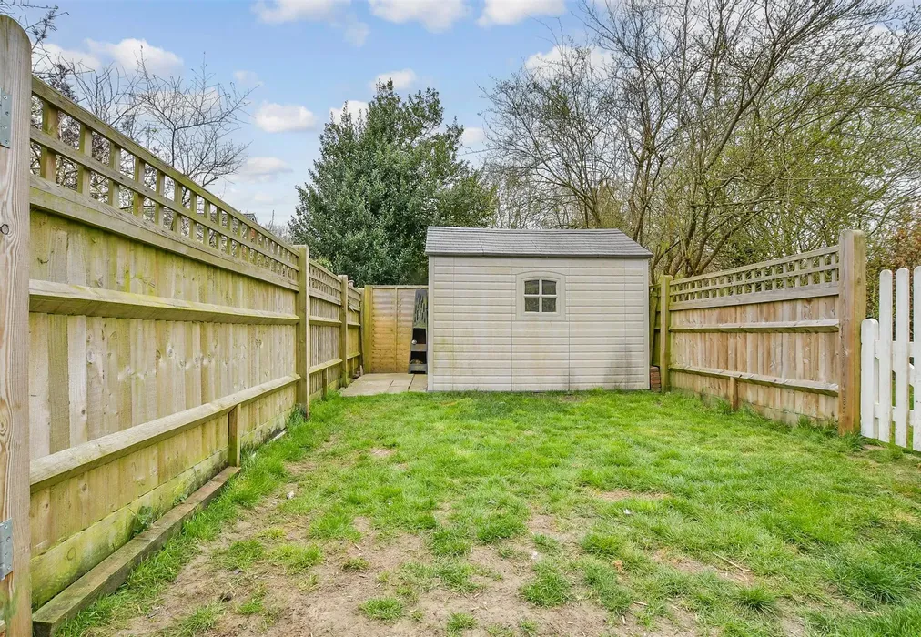 Rear Garden - Goudhurst Road, Horsmonden, Tonbridge, Kent - Wards of Kent
