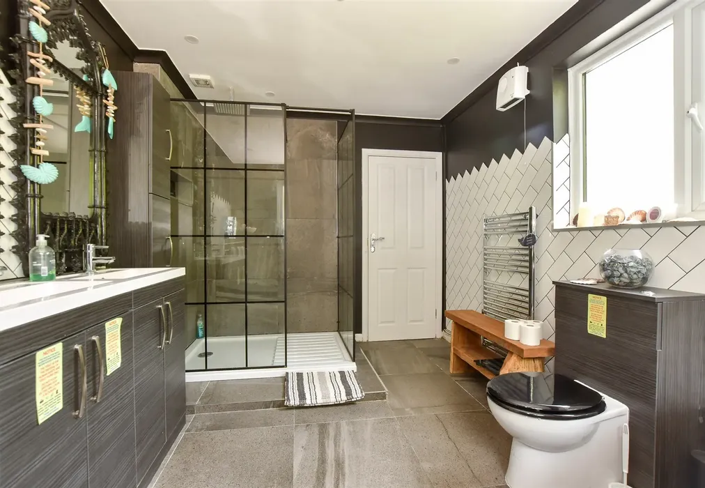 Bathroom - West Hill Road, Ryde, Isle of Wight - Wards of Kent