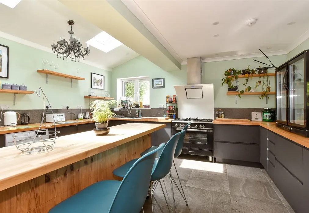 Kitchen - West Hill Road, Ryde, Isle of Wight - Wards of Kent