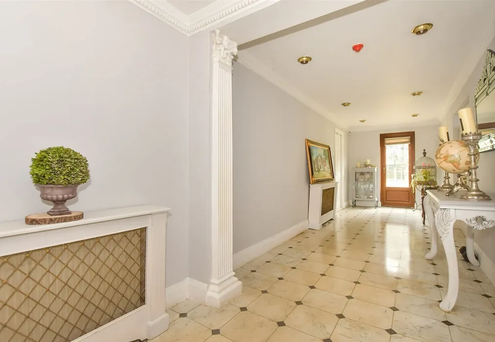 Hallway - Coopersale Lane, Theydon Garnon, Epping, Essex - Wards of Kent