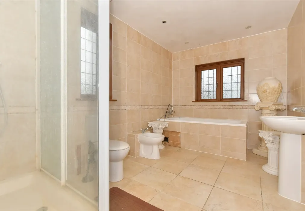 Bathroom - Coopersale Lane, Theydon Garnon, Epping, Essex - Wards of Kent