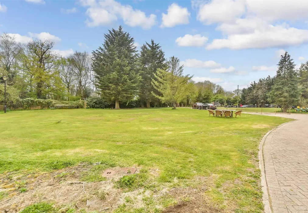 Rear Garden - Coopersale Lane, Theydon Garnon, Epping, Essex - Wards of Kent