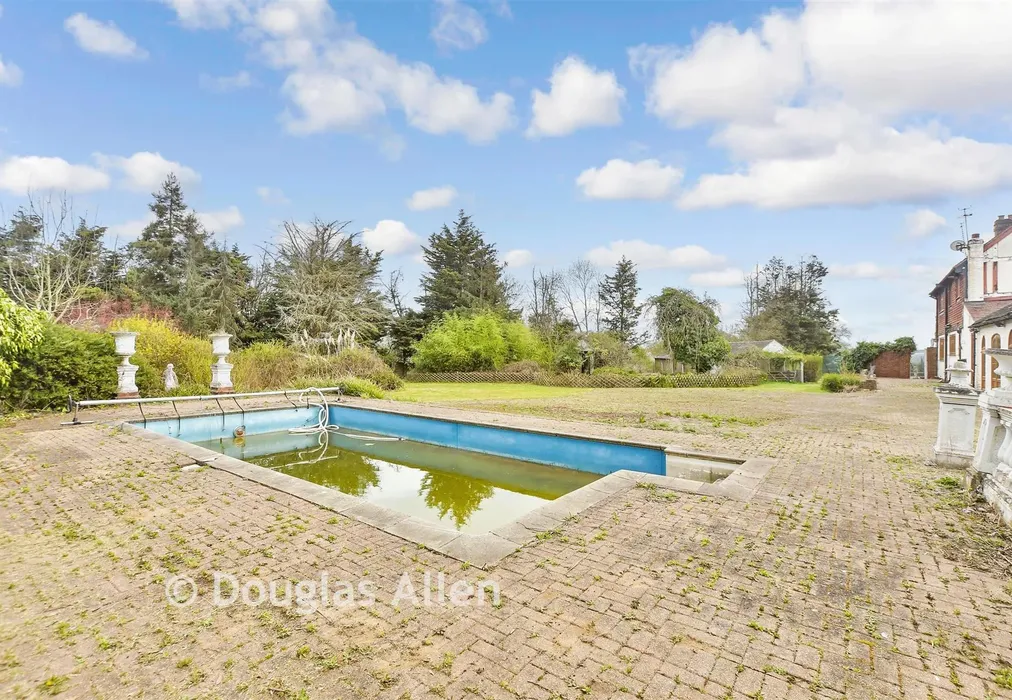 Swimming Pool - Coopersale Lane, Theydon Garnon, Epping, Essex - Wards of Kent