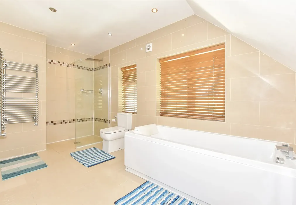 Bathroom - London Road, Hythe, Kent - Wards of Kent
