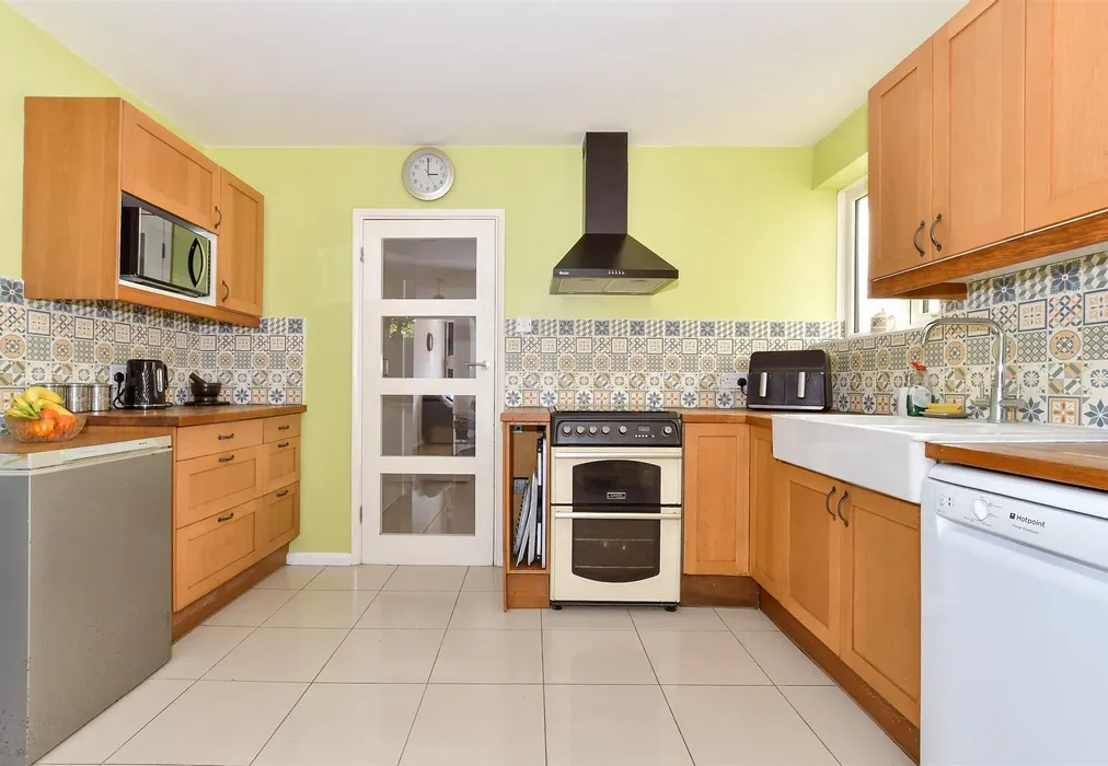 Kitchen - Bradstow Way, Broadstairs, Kent - Wards of Kent