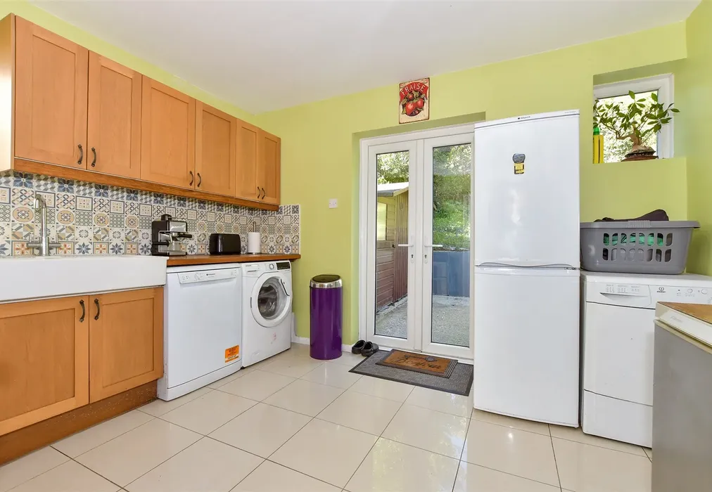 Kitchen - Bradstow Way, Broadstairs, Kent - Wards of Kent