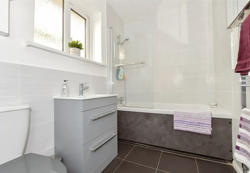 Bathroom - Bradstow Way, Broadstairs, Kent - Wards of Kent
